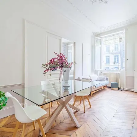 3bdr & 2 Bathrooms Next To Champs Elysees, Opera